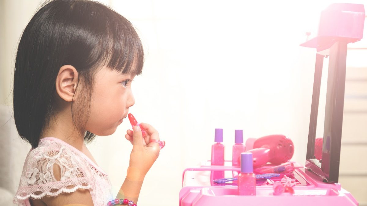 Criança pode utilizar maquiagem?