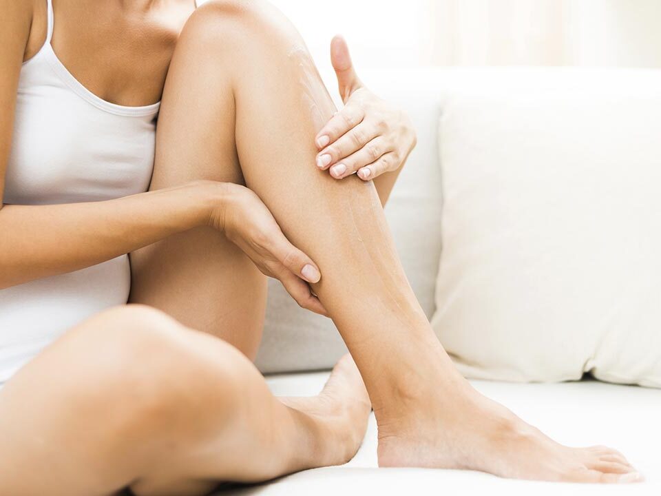 Mulher sentindo dores na perna devido foliculite