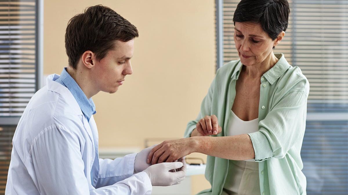 Dermatologista analisando pano branco