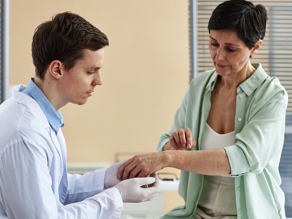 Dermatologista analisando pano branco