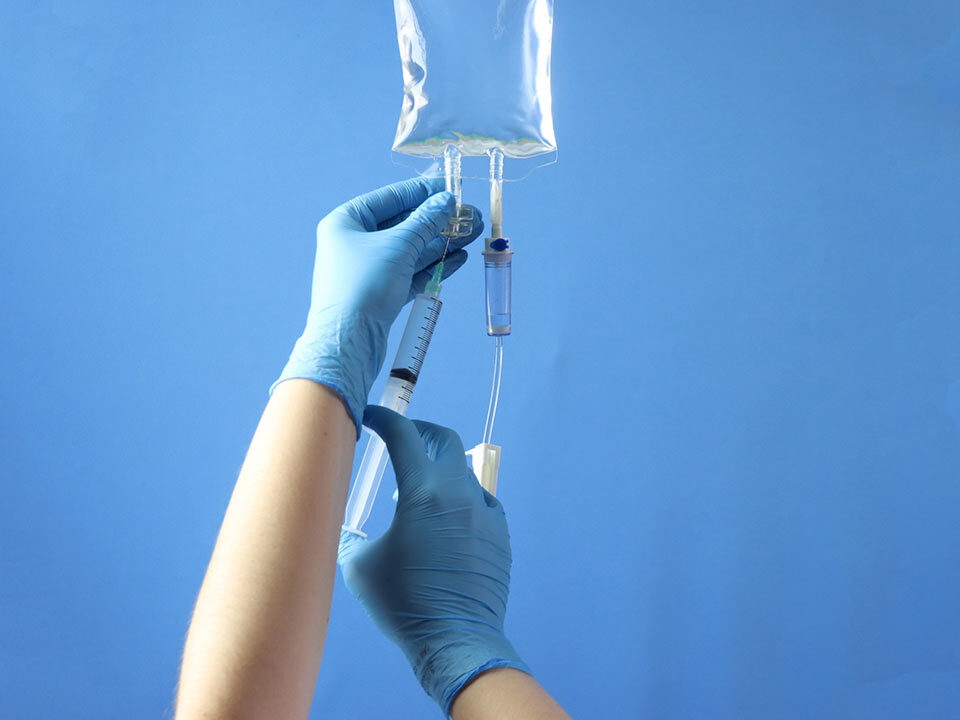 Bolsa de medicamentos com um conjunto de infusão