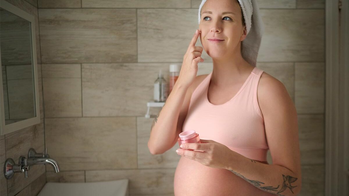 Mulher gestante fazendo tratamento contra manchas no rosto