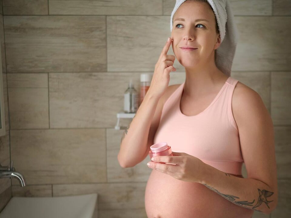 Mulher gestante fazendo tratamento contra manchas no rosto