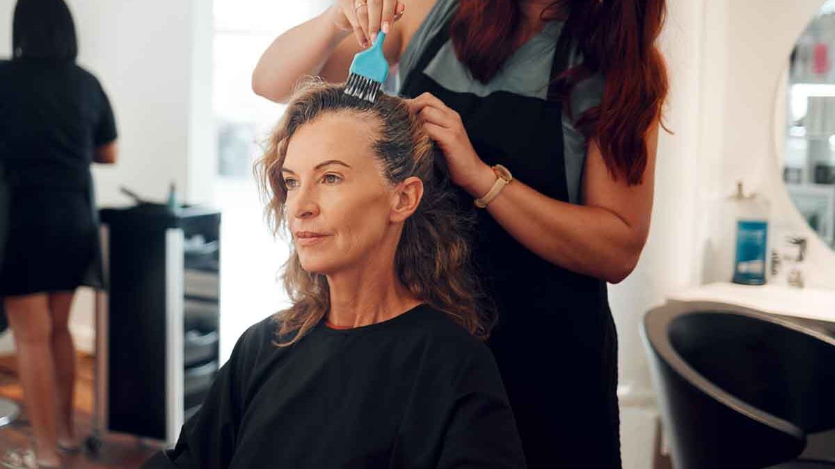 Mulher no cabeleireiro usando alisante