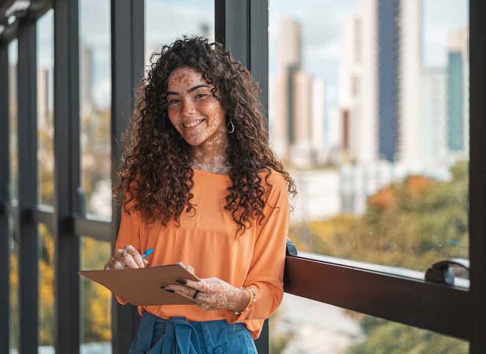 estudante com vitiligo na universidade