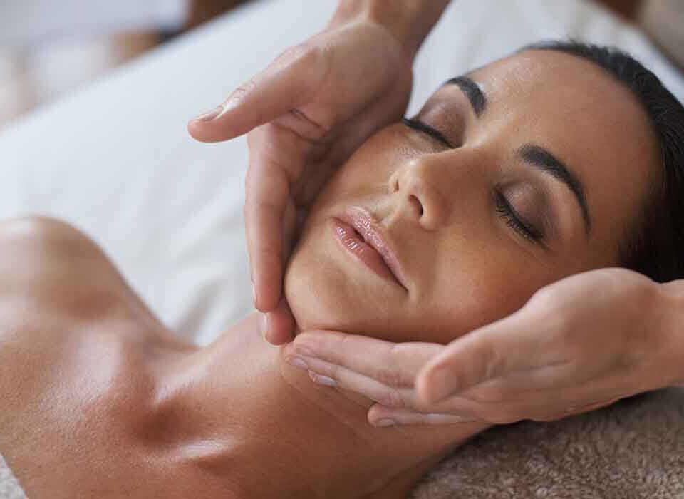 Massagem no rosto para melhorar pele