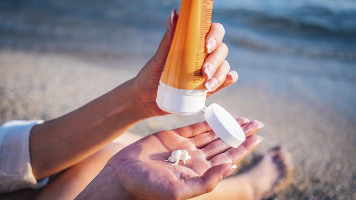 Mulher usando protetor solar