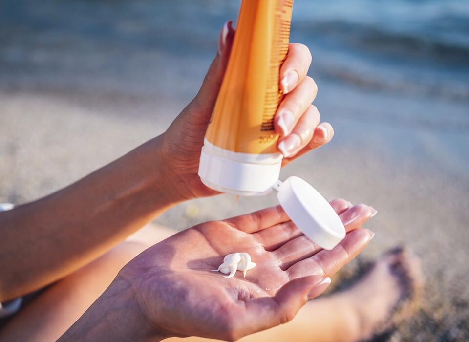 Mulher usando protetor solar