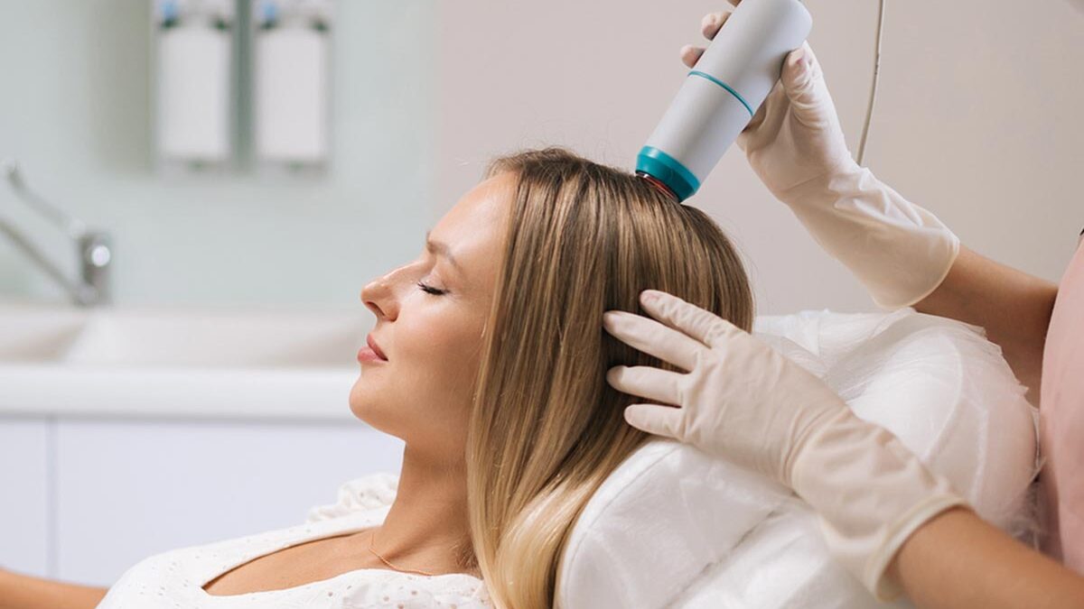 Especialista em couro cabeludo analisando com microscópio digital