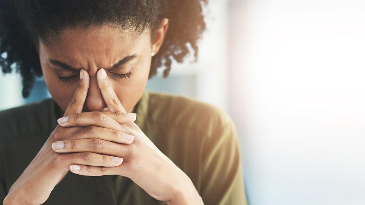 Mulher cabisbaixa devido a estresse