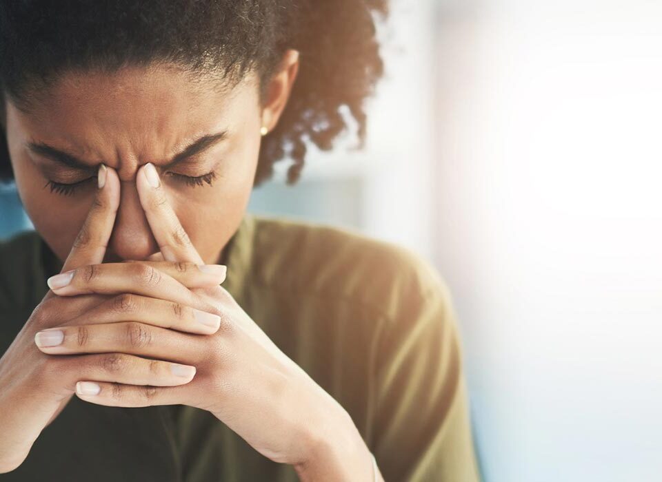 Mulher cabisbaixa devido a estresse