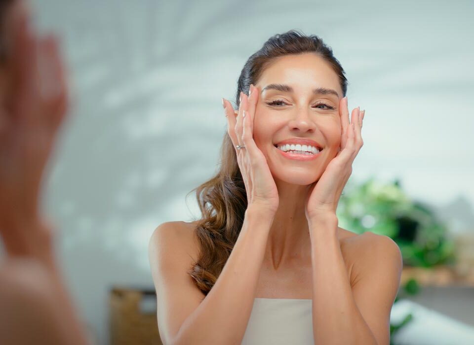 Mulher feliz com resultado do colágeno
